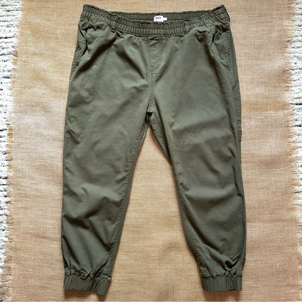 Levi’s chinos size XL in olive green